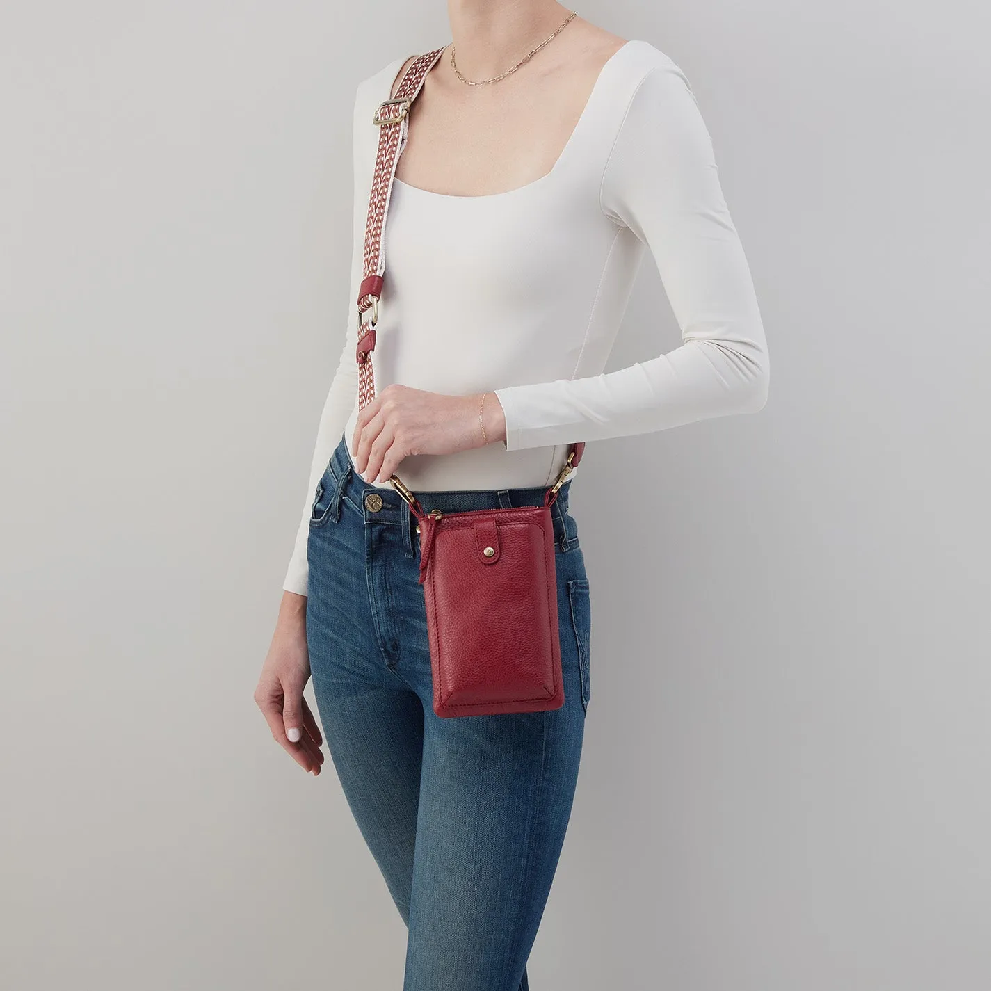 Cass Phone Crossbody In Pebbled Leather - Wine