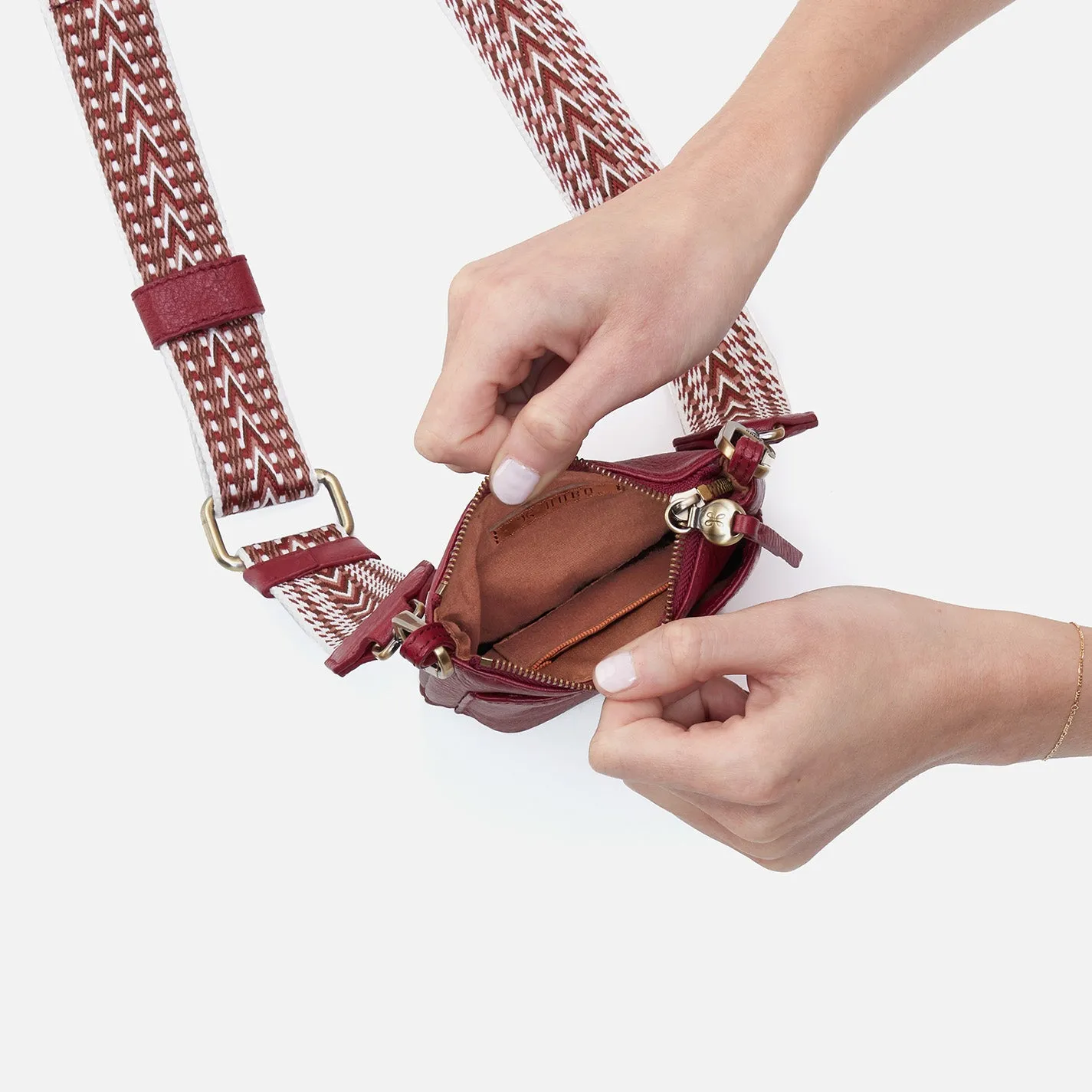 Cass Phone Crossbody In Pebbled Leather - Wine